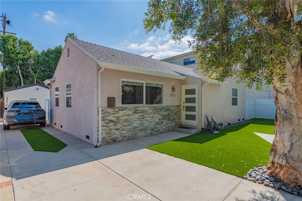 5212 Noble Avenue Property Photo 1