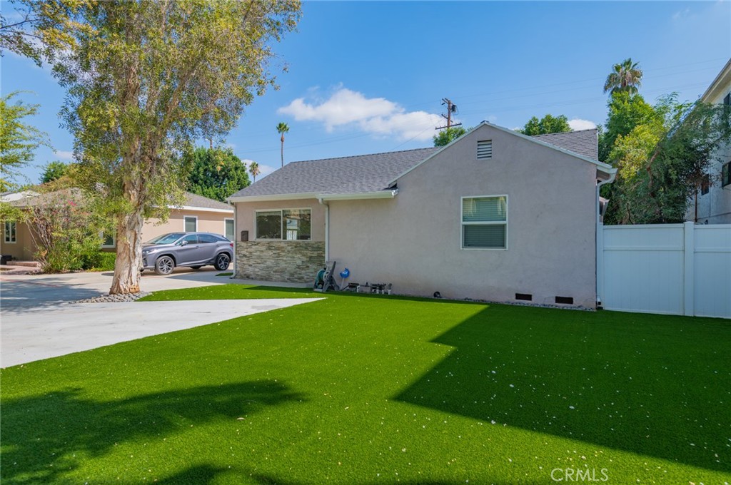 5212 Noble Avenue Property Photo 2