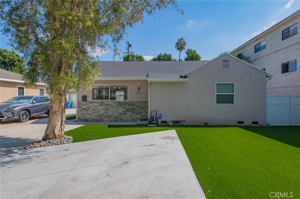 5212 Noble Avenue Property Photo 3