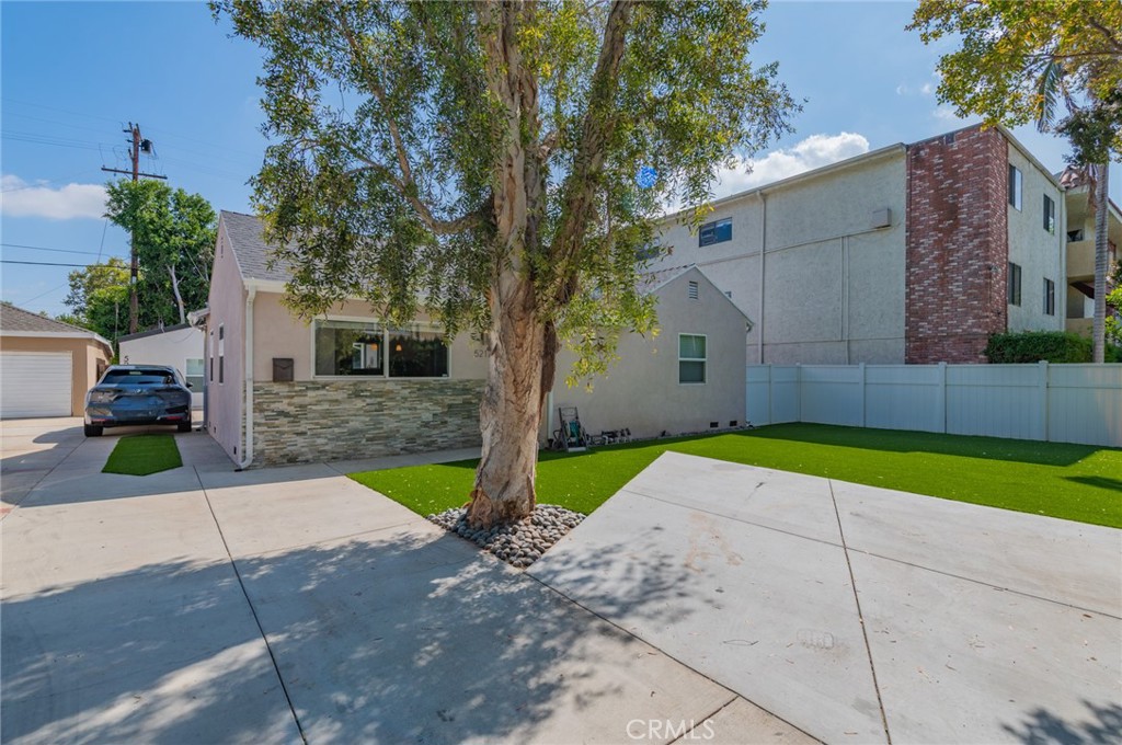 5212 Noble Avenue Property Photo 4