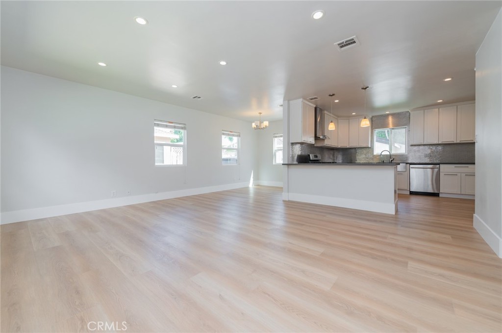 5212 Noble Avenue Property Photo 5