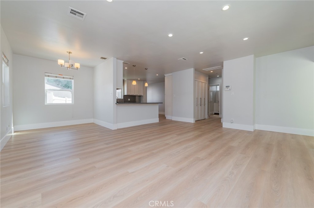 5212 Noble Avenue Property Photo 6