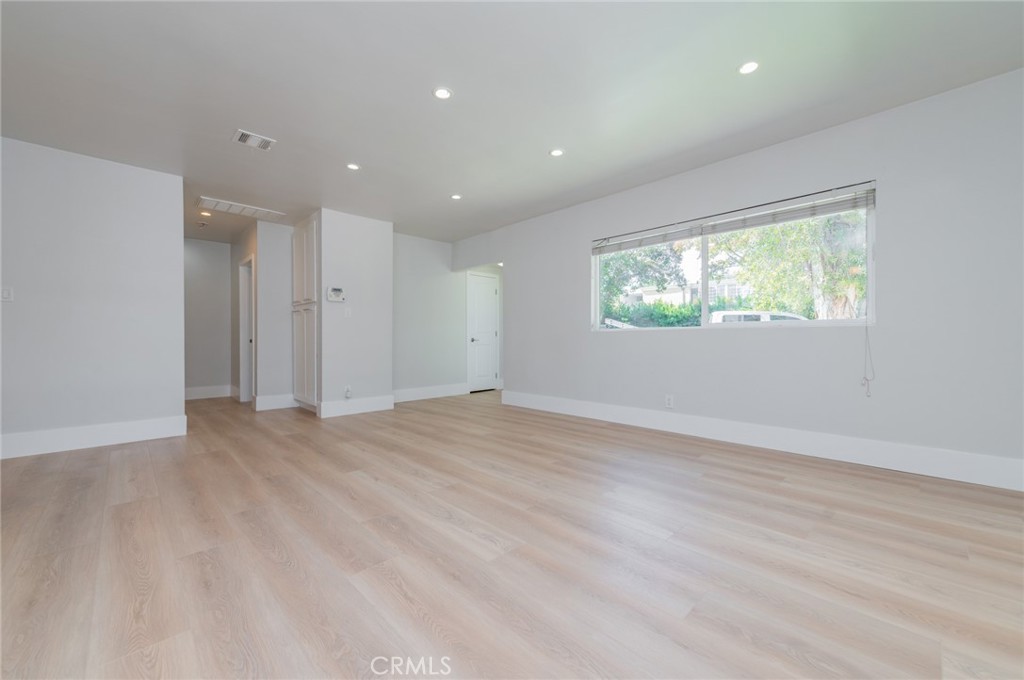 5212 Noble Avenue Property Photo 8