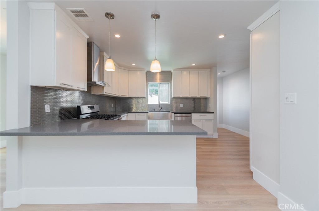 5212 Noble Avenue Property Photo 9