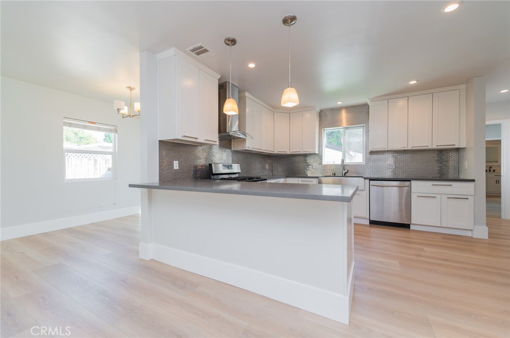 5212 Noble Avenue Property Photo 10