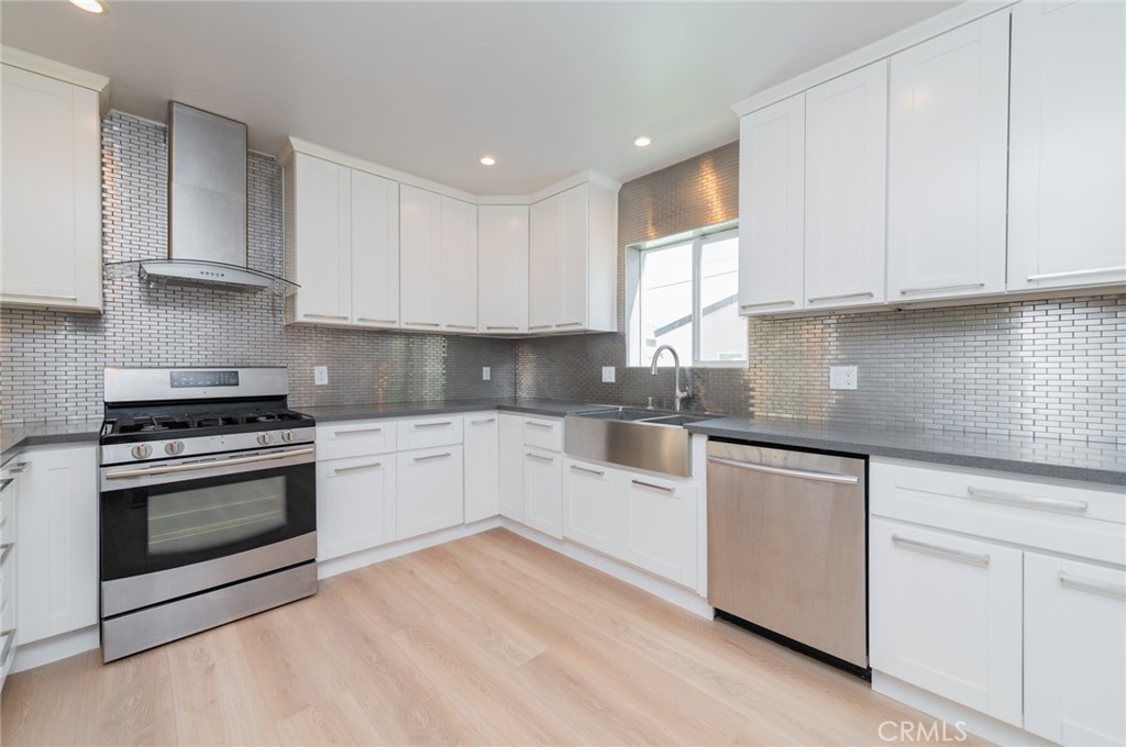 5212 Noble Avenue Property Photo 11