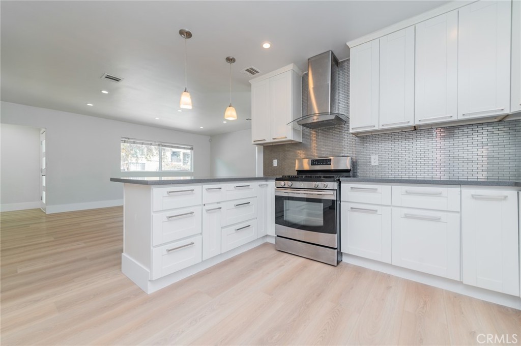 5212 Noble Avenue Property Photo 12