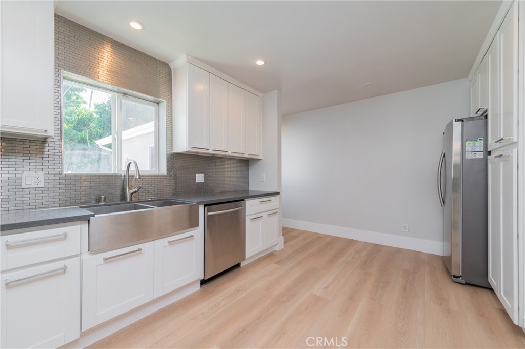 5212 Noble Avenue Property Photo 13