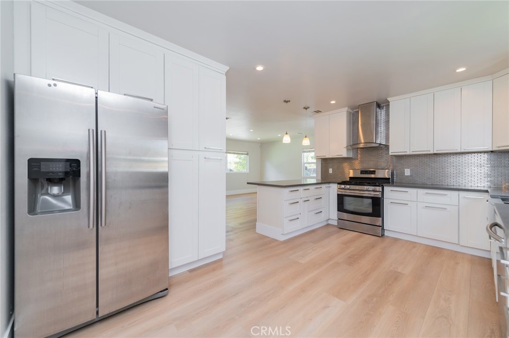 5212 Noble Avenue Property Photo 14