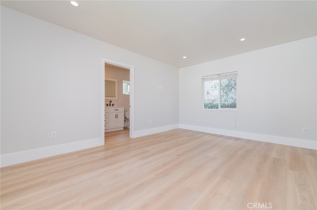 5212 Noble Avenue Property Photo 15