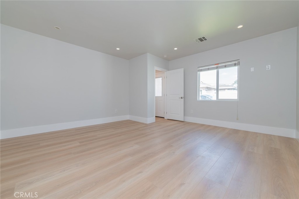 5212 Noble Avenue Property Photo 16