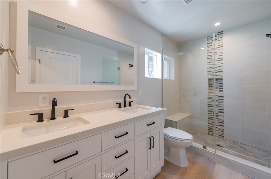 5212 Noble Avenue Property Photo 17