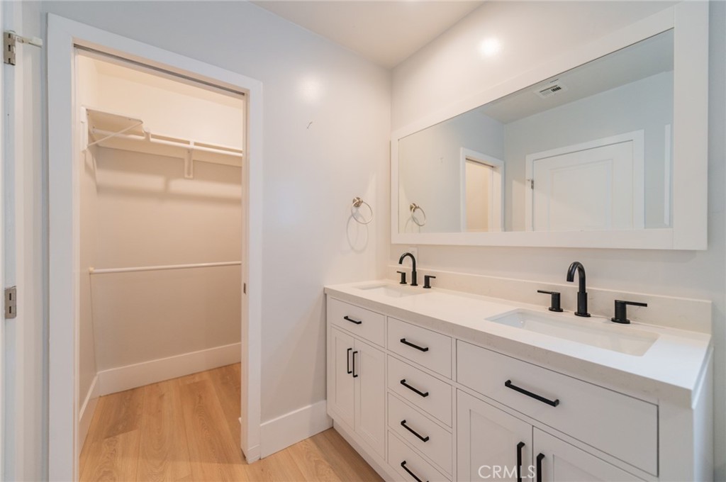 5212 Noble Avenue Property Photo 18