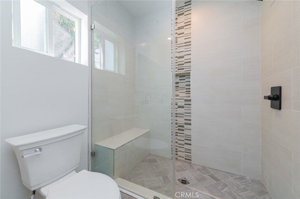 5212 Noble Avenue Property Photo 19