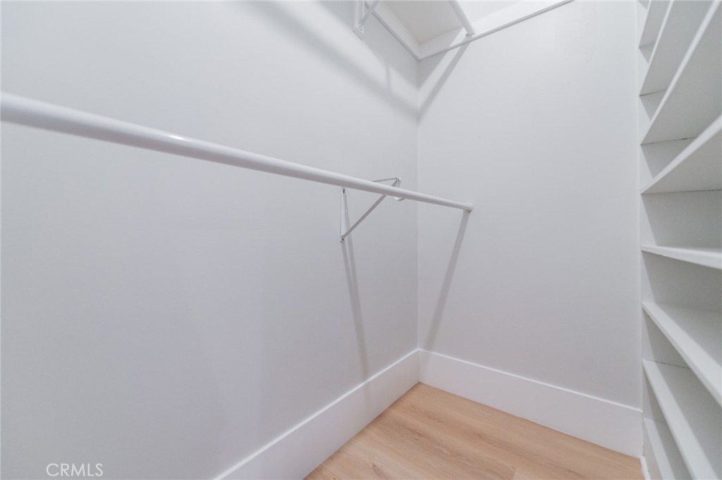 5212 Noble Avenue Property Photo 20