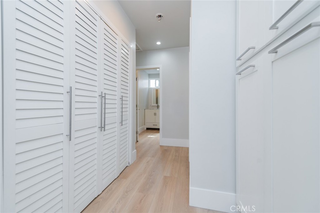 5212 Noble Avenue Property Photo 21