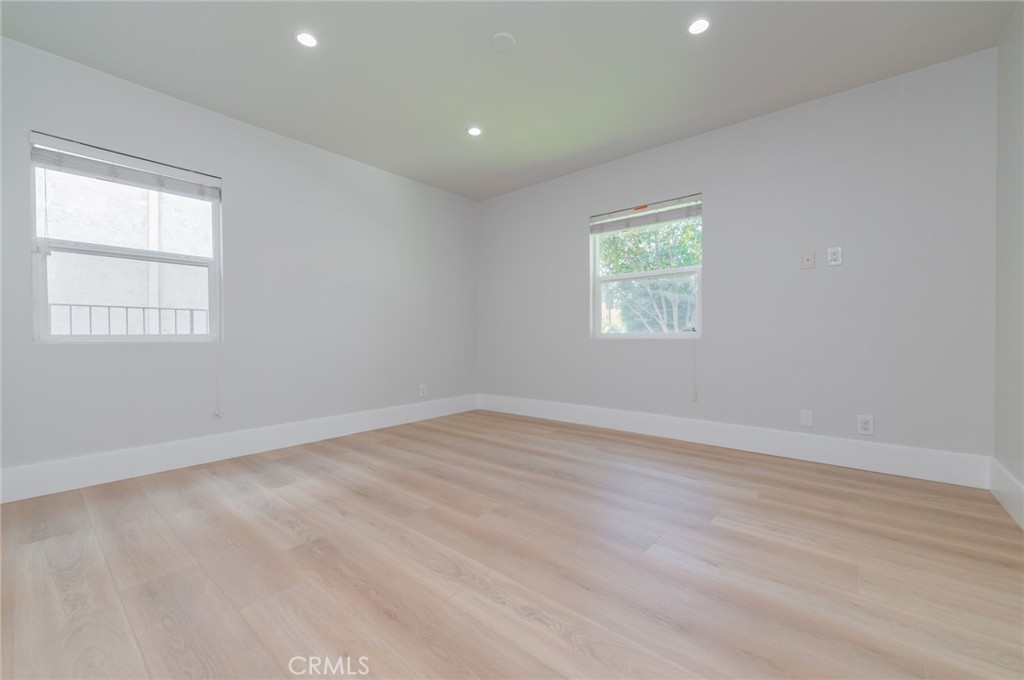 5212 Noble Avenue Property Photo 22