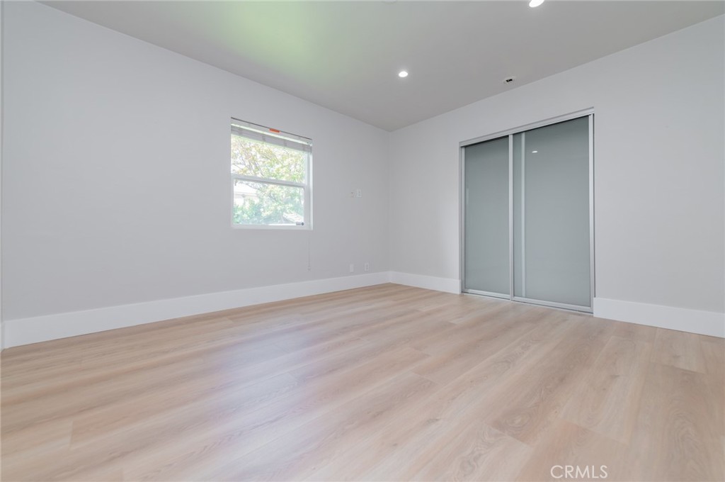 5212 Noble Avenue Property Photo 23