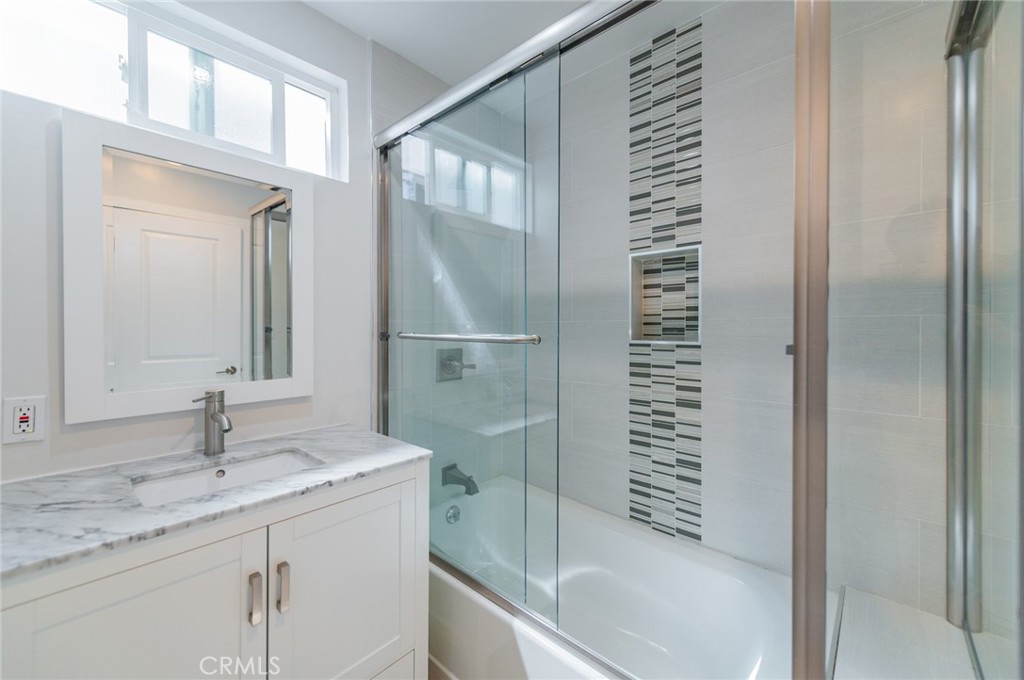 5212 Noble Avenue Property Photo 24