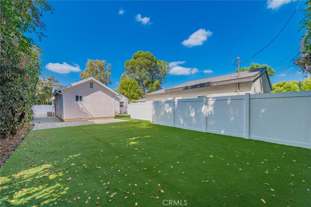 5212 Noble Avenue Property Photo 28