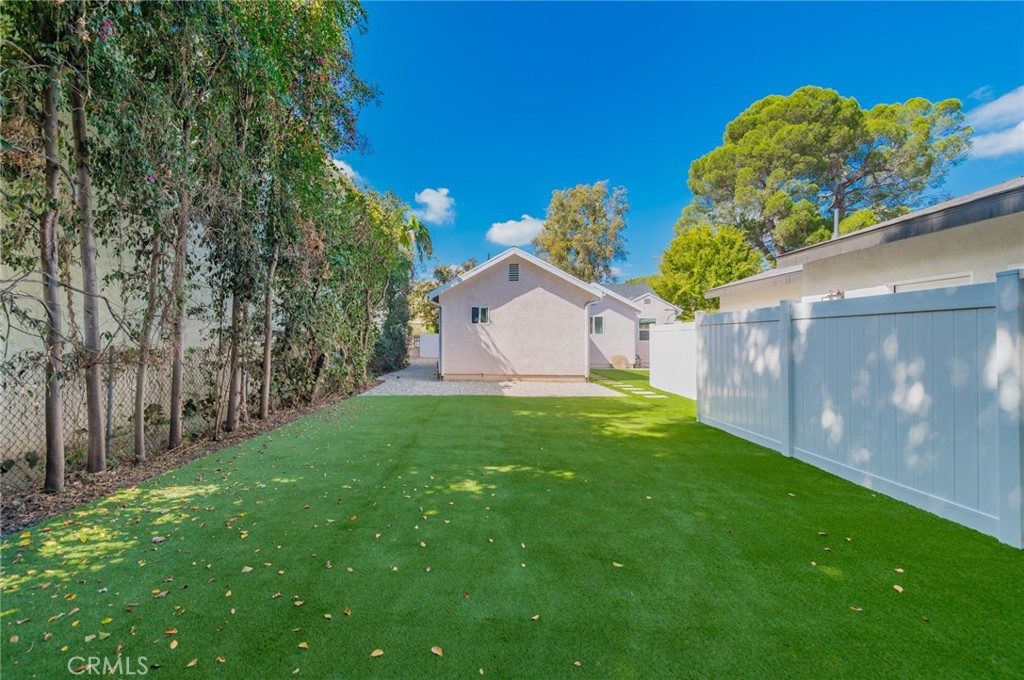 5212 Noble Avenue Property Photo 29