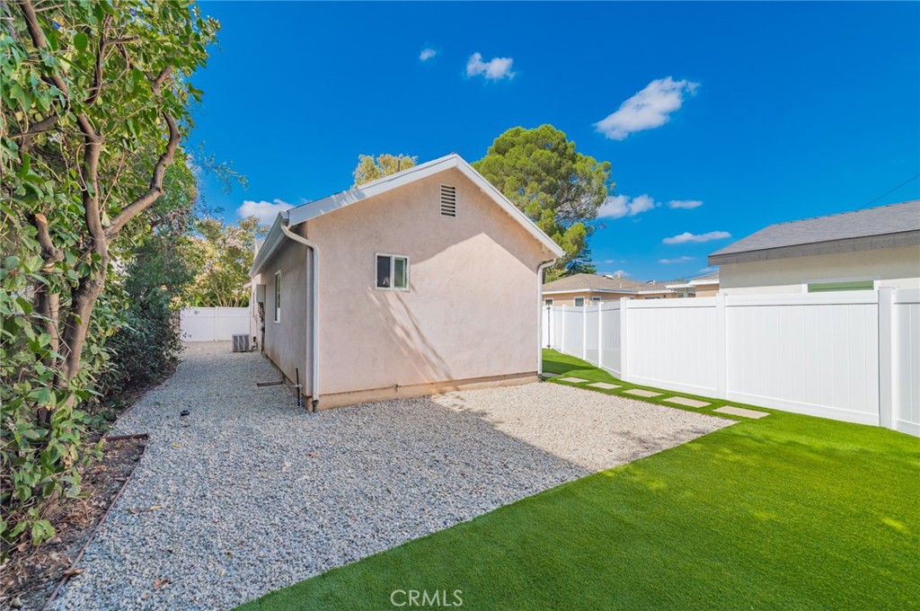 5212 Noble Avenue Property Photo 30