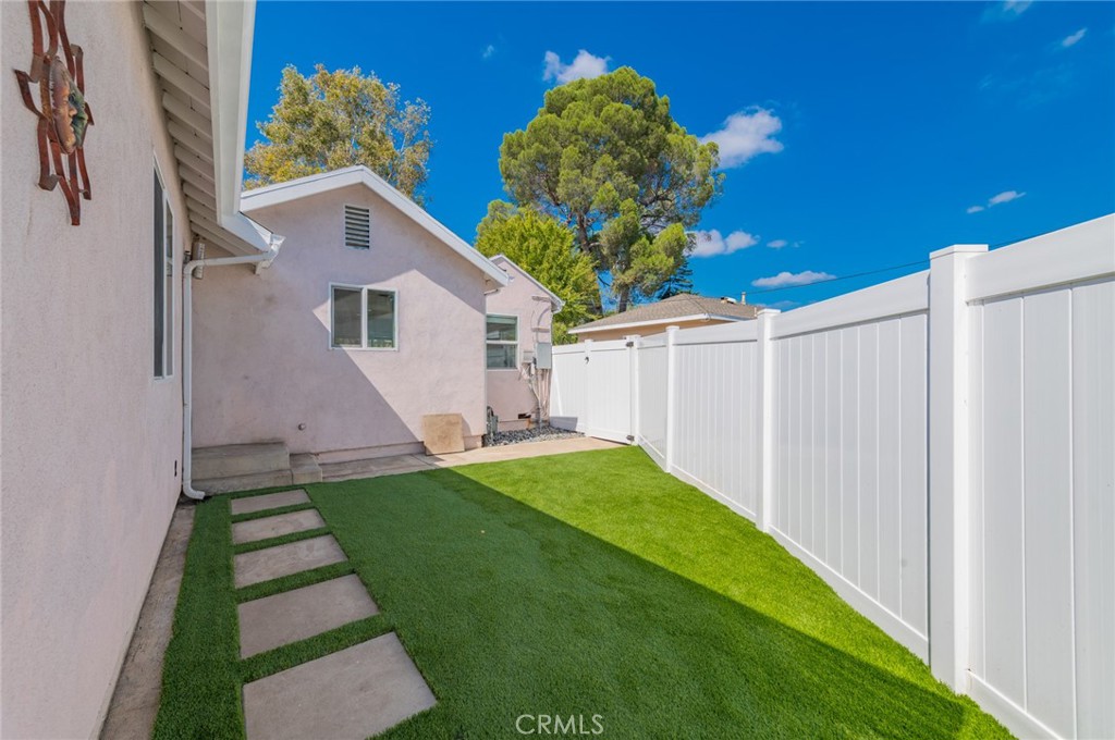 5212 Noble Avenue Property Photo 31