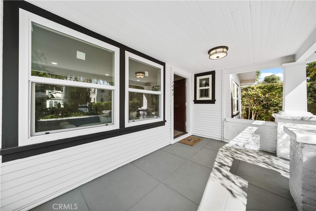 1249 S Burnside Ave Property Photo 4