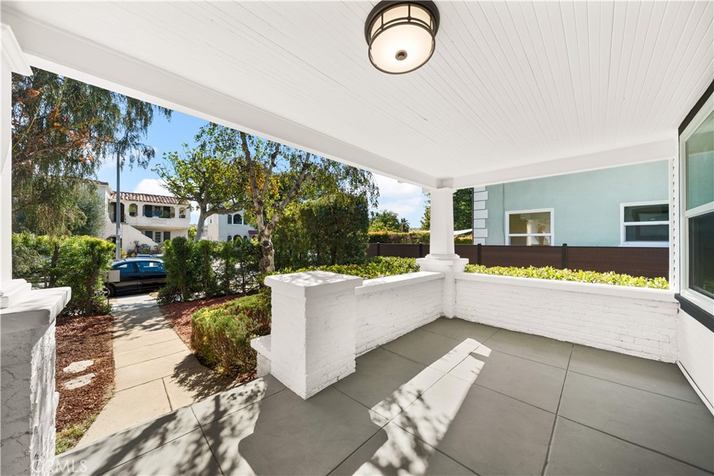 1249 S Burnside Ave Property Photo 5