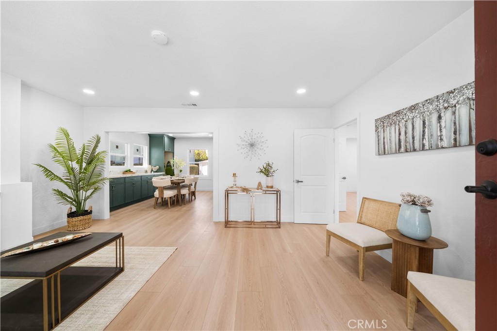 1249 S Burnside Ave Property Photo 6