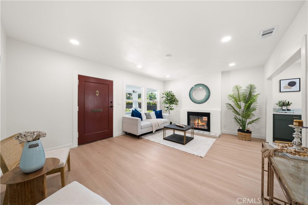 1249 S Burnside Ave Property Photo 8