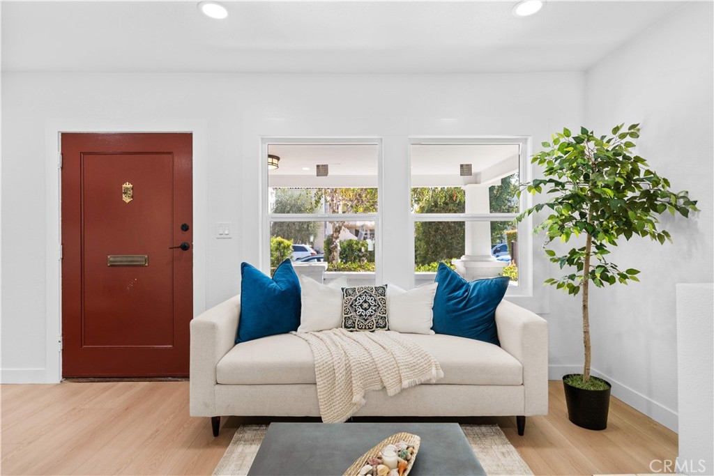 1249 S Burnside Ave Property Photo 9