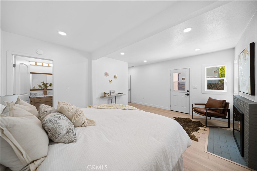 1249 S Burnside Ave Property Photo 17