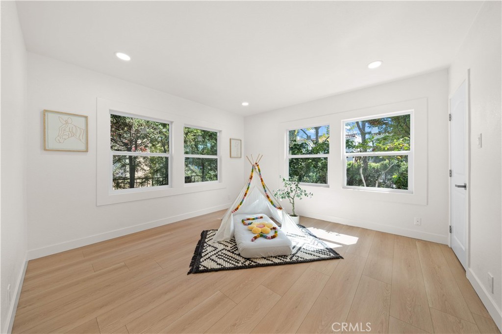 1249 S Burnside Ave Property Photo 19