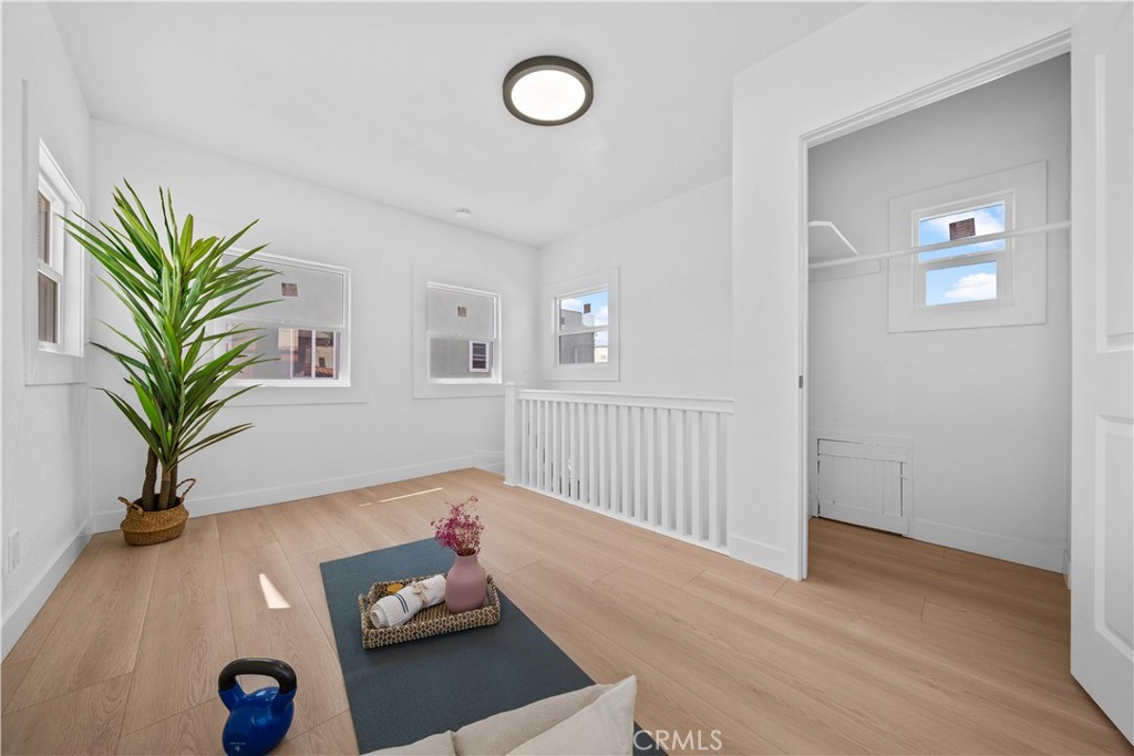 1249 S Burnside Ave Property Photo 26