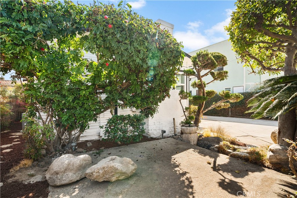 1249 S Burnside Ave Property Photo 31