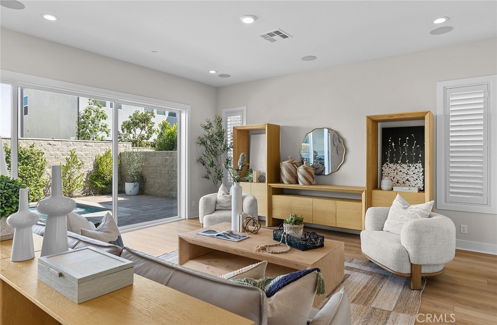 160 Royal Property Photo 8