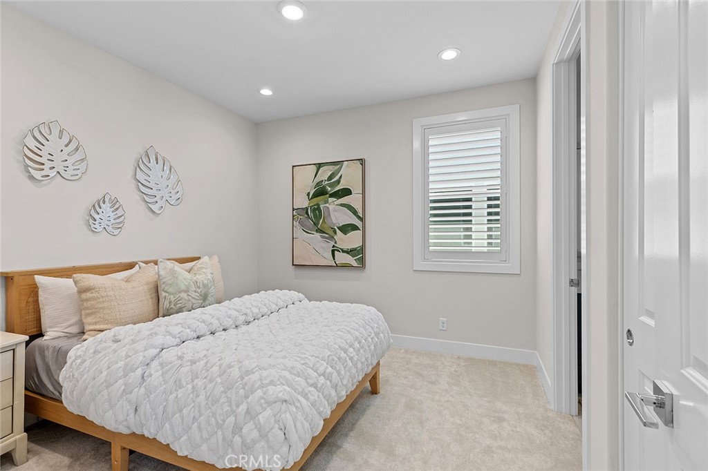 160 Royal Property Photo 26