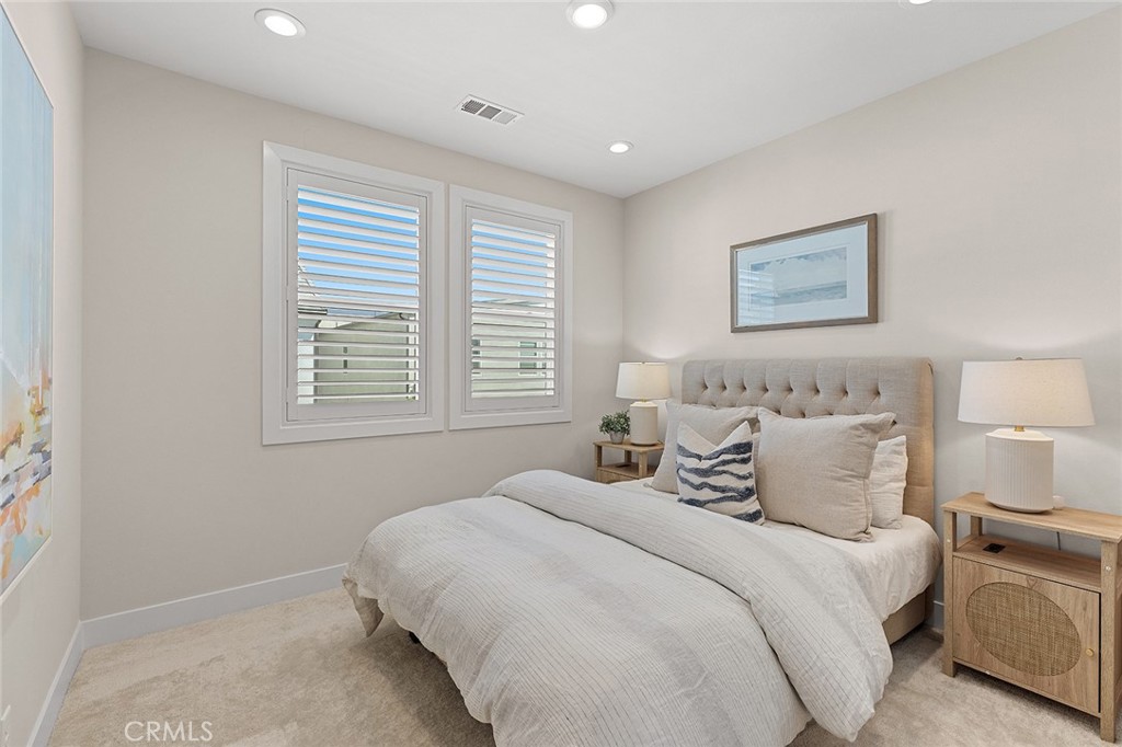 160 Royal Property Photo 28