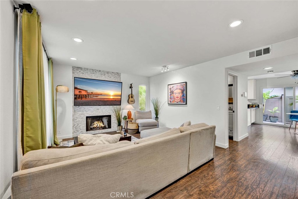 177 N Singingwood Street 22 Property Photo 3