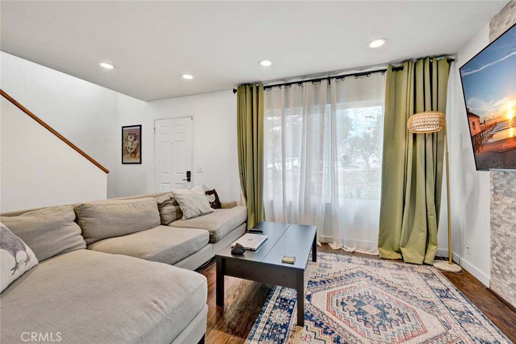 177 N Singingwood Street 22 Property Photo 4