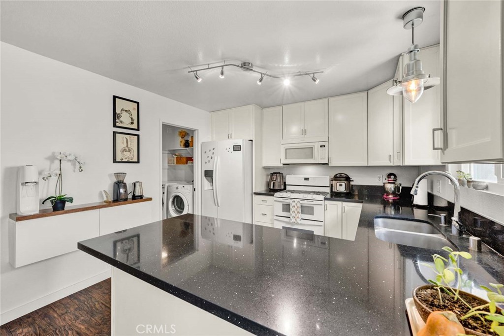 177 N Singingwood Street 22 Property Photo 7