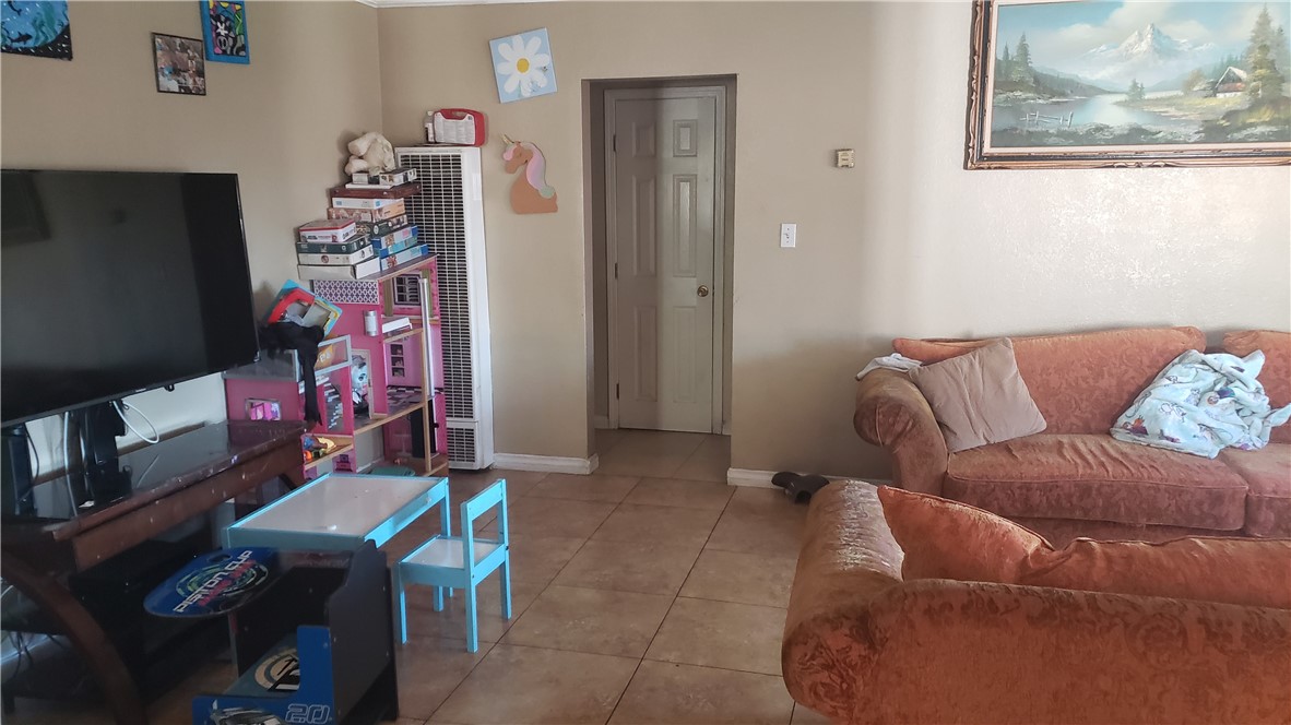 1317 W Mcfadden Property Photo 2