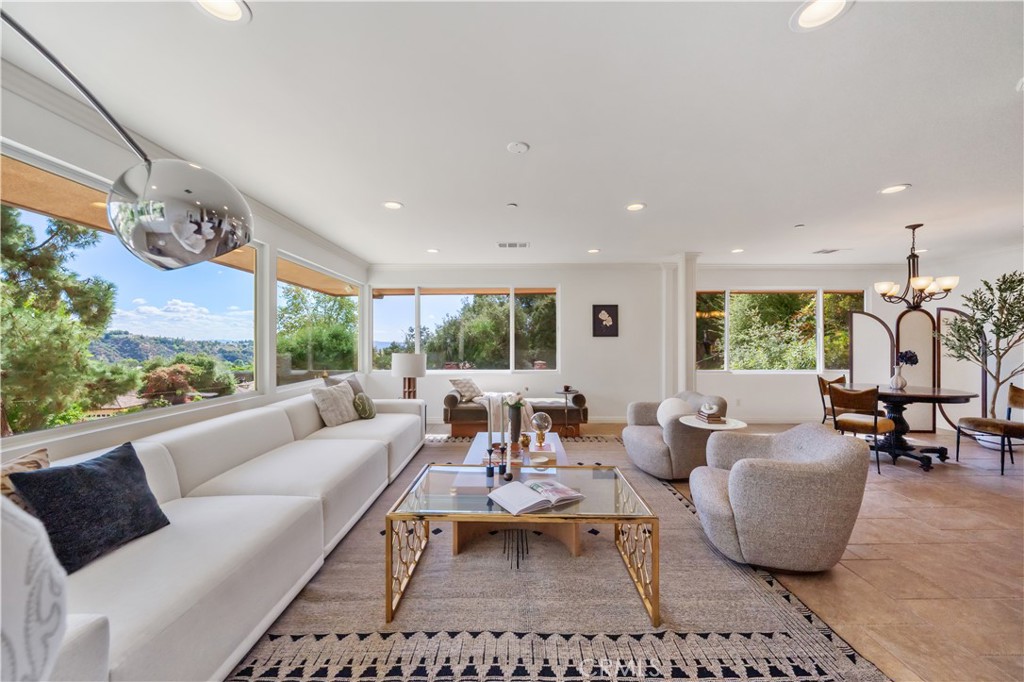 2047 Carolwood Property Photo 3