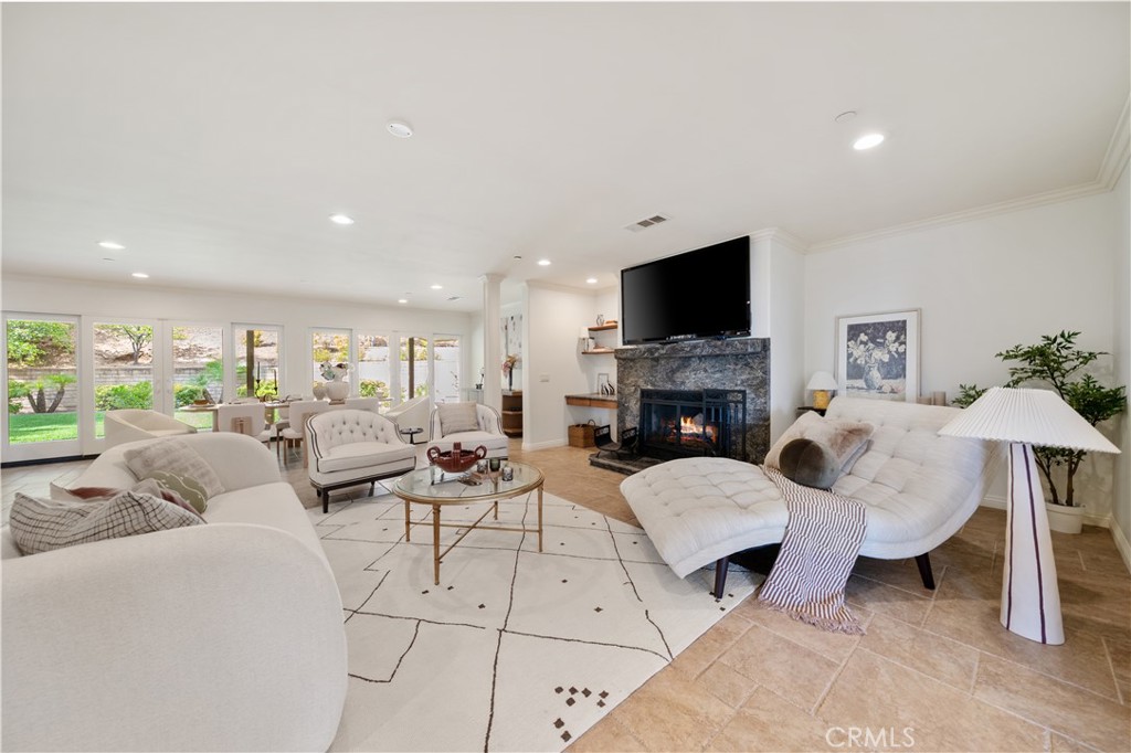 2047 Carolwood Property Photo 6