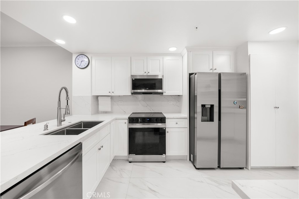 2253 Martin #106 Property Photo 7