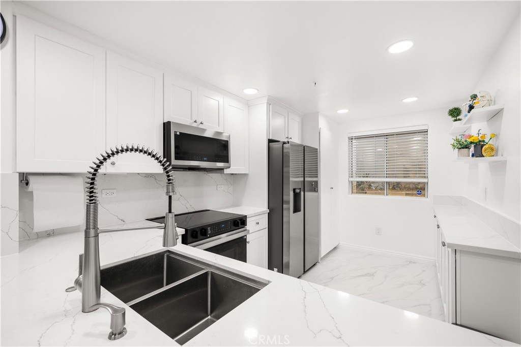 2253 Martin #106 Property Photo 8