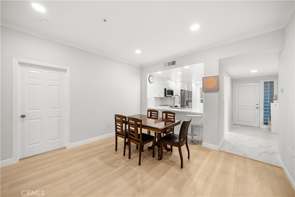 2253 Martin #106 Property Photo 11