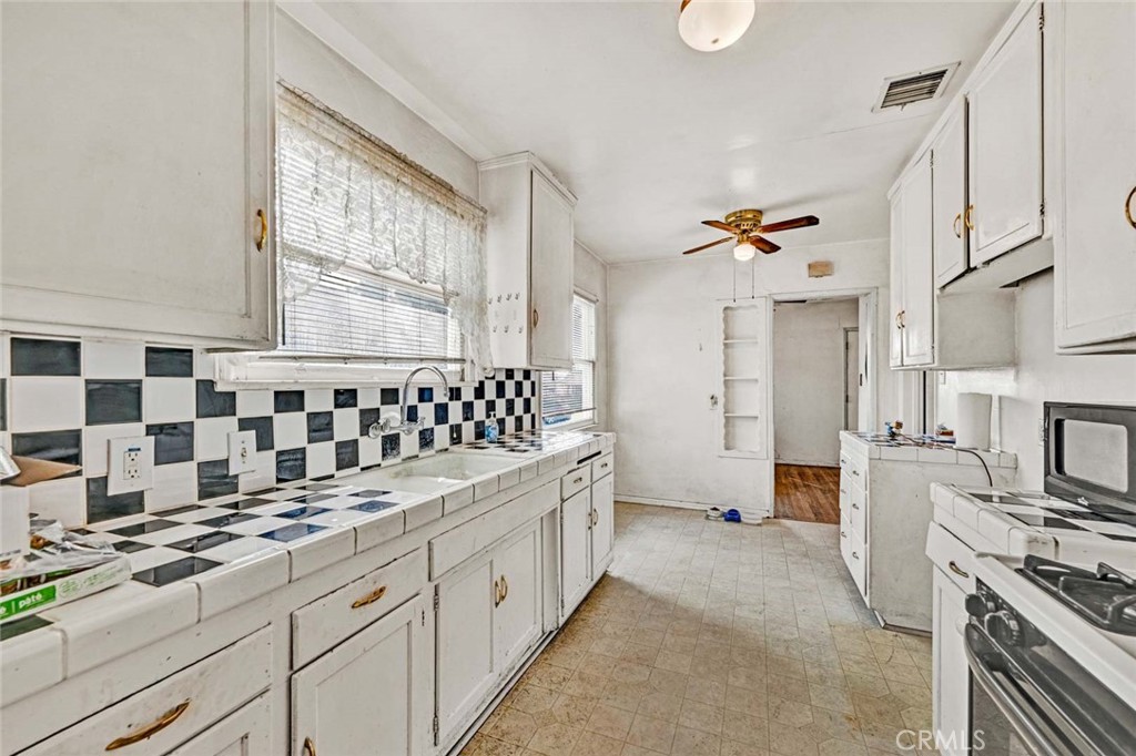 14357 Flomar Property Photo 6