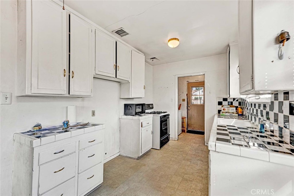 14357 Flomar Property Photo 7